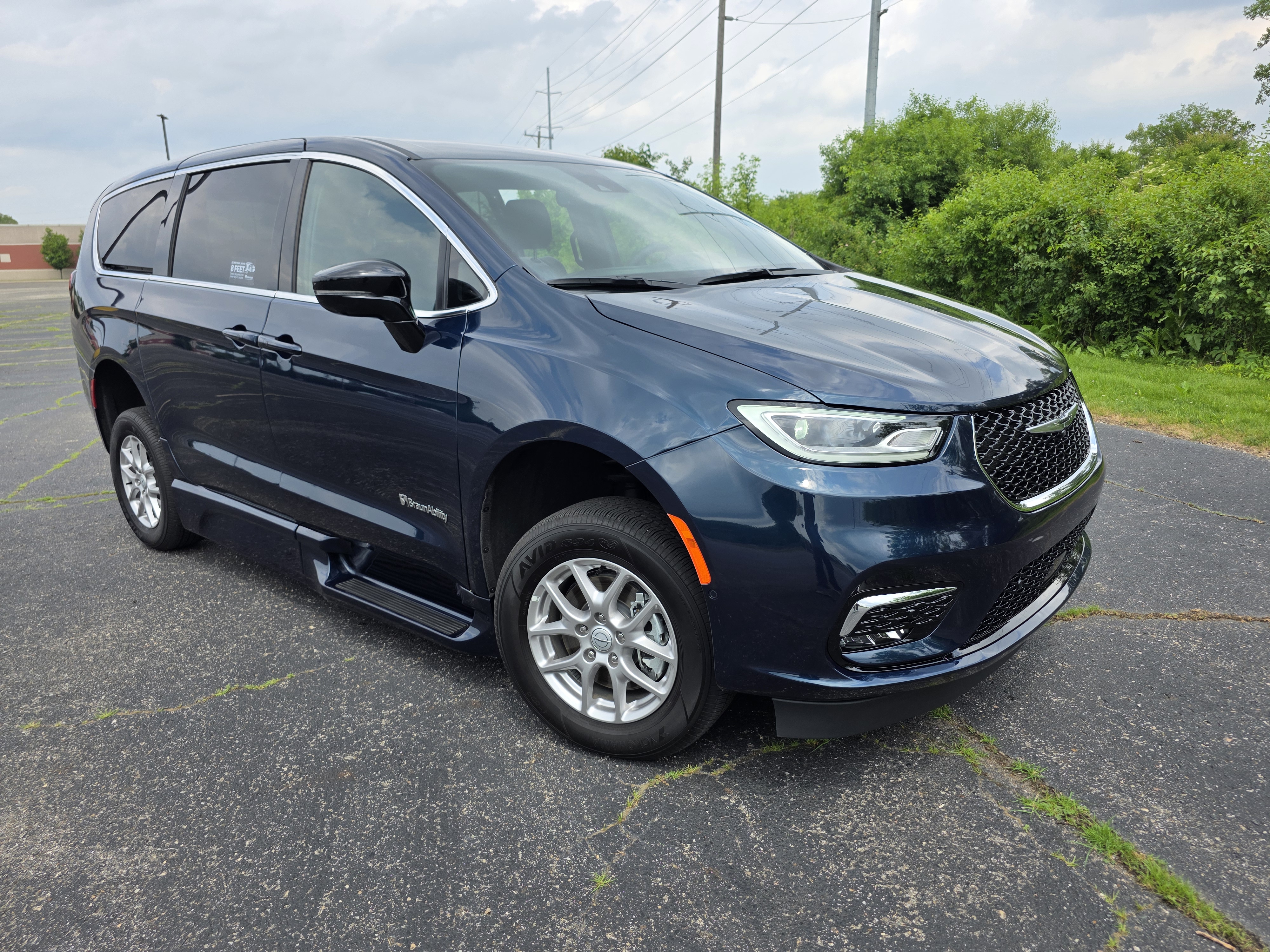Used 2025 Chrysler Pacifica Select FWD image 3