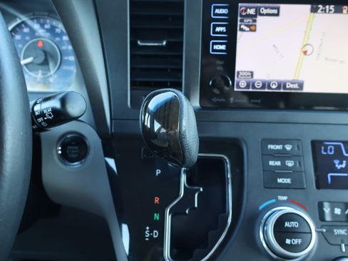 Used 2016 Toyota Sienna XLE Premium image 21