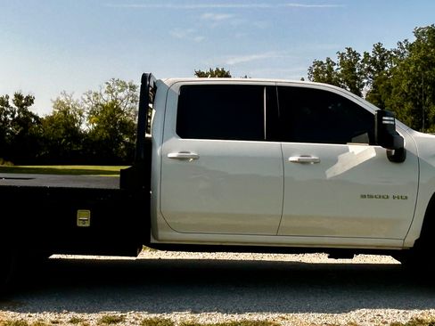 Used 2022 Chevrolet Silverado 3500 4x4 Crew Cab LT image 2