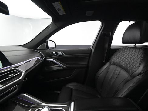 Used 2021 BMW X6 M50i image 30