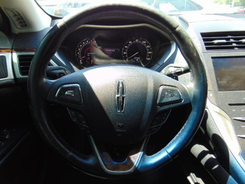 Used 2015 Lincoln MKZ image 17