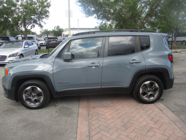 Used 2016 Jeep Renegade Latitude FWD image 1