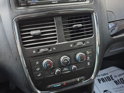 Used 2018 Dodge Grand Caravan SE image 11