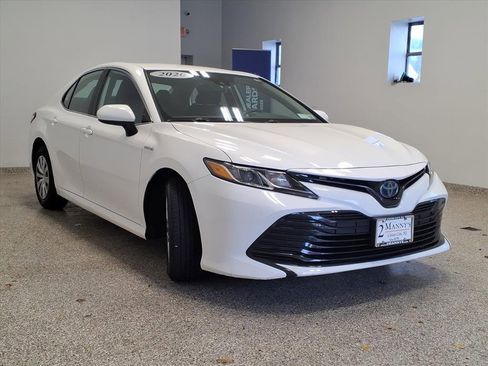 Used 2020 Toyota Camry LE image 3