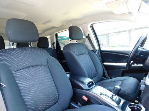 Used 2018 Dodge Journey FWD SE image 19