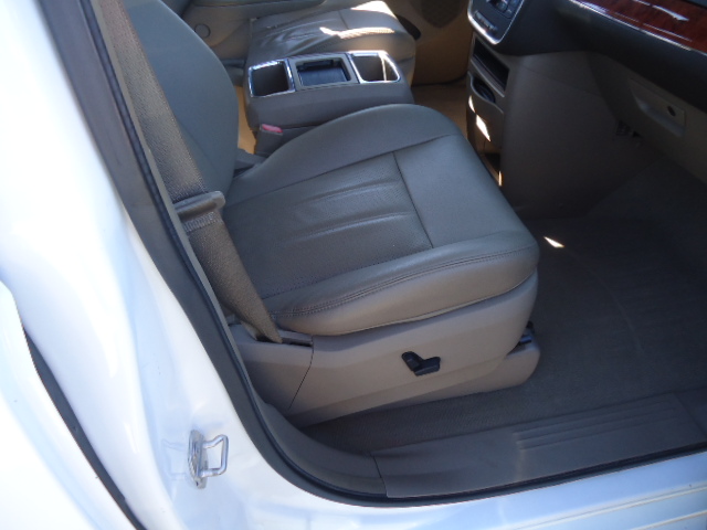Used 2015 Chrysler Town & Country Touring-L FWD image 6