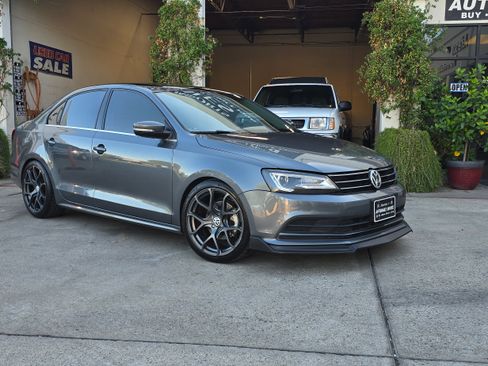 Used 2017 Volkswagen Jetta SE image 2