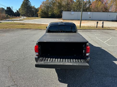 Used 2020 Toyota Tacoma SR image 18