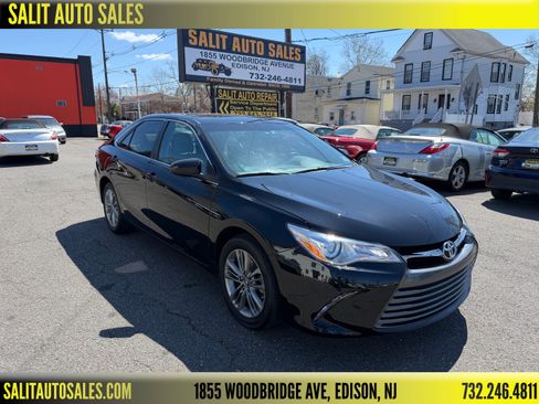 Used 2017 Toyota Camry SE image 1