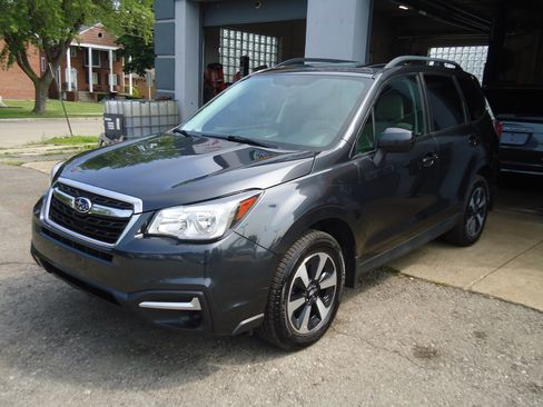 Used 2017 Subaru Forester 2.5i Premium AWD/4WD image 2