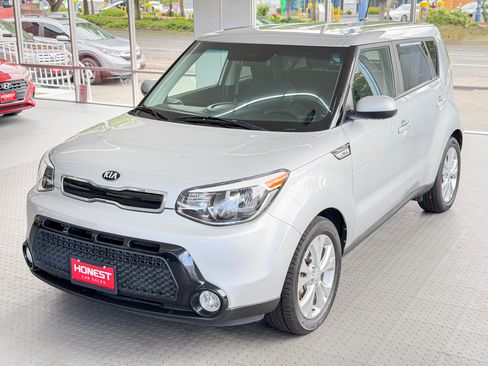 Used 2016 Kia Soul + FWD image 3