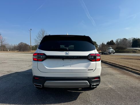 Used 2025 Honda Pilot Touring image 7