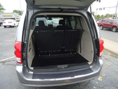 Used 2019 Dodge Grand Caravan SXT FWD image 3