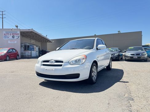 Used 2009 Hyundai Accent GS Hatchback FWD image 2