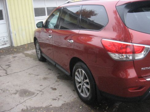 Used 2014 Nissan Pathfinder SV image 5