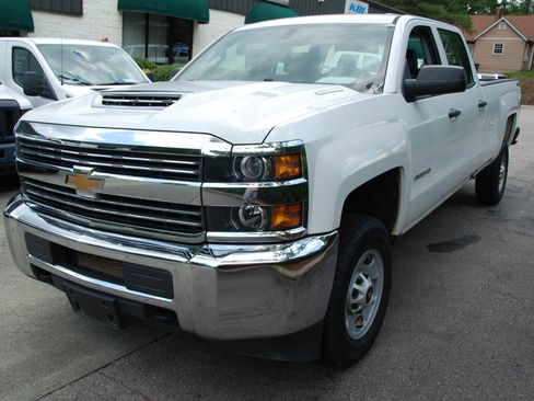 Used 2017 Chevrolet Silverado 2500 4x4 Crew Cab image 2
