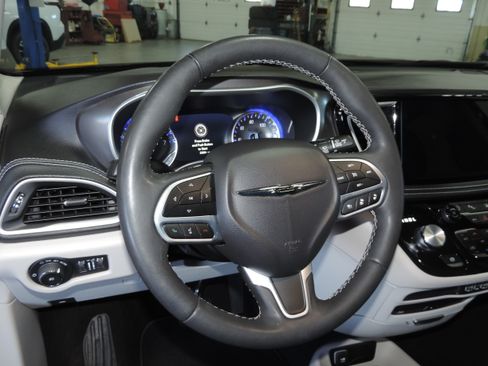 Used 2024 Chrysler Pacifica Touring-L AWD image 36