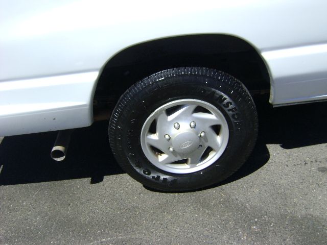 Used 2008 Ford E-350 and Econoline 350 Extended Wagon Super Duty RWD image 17