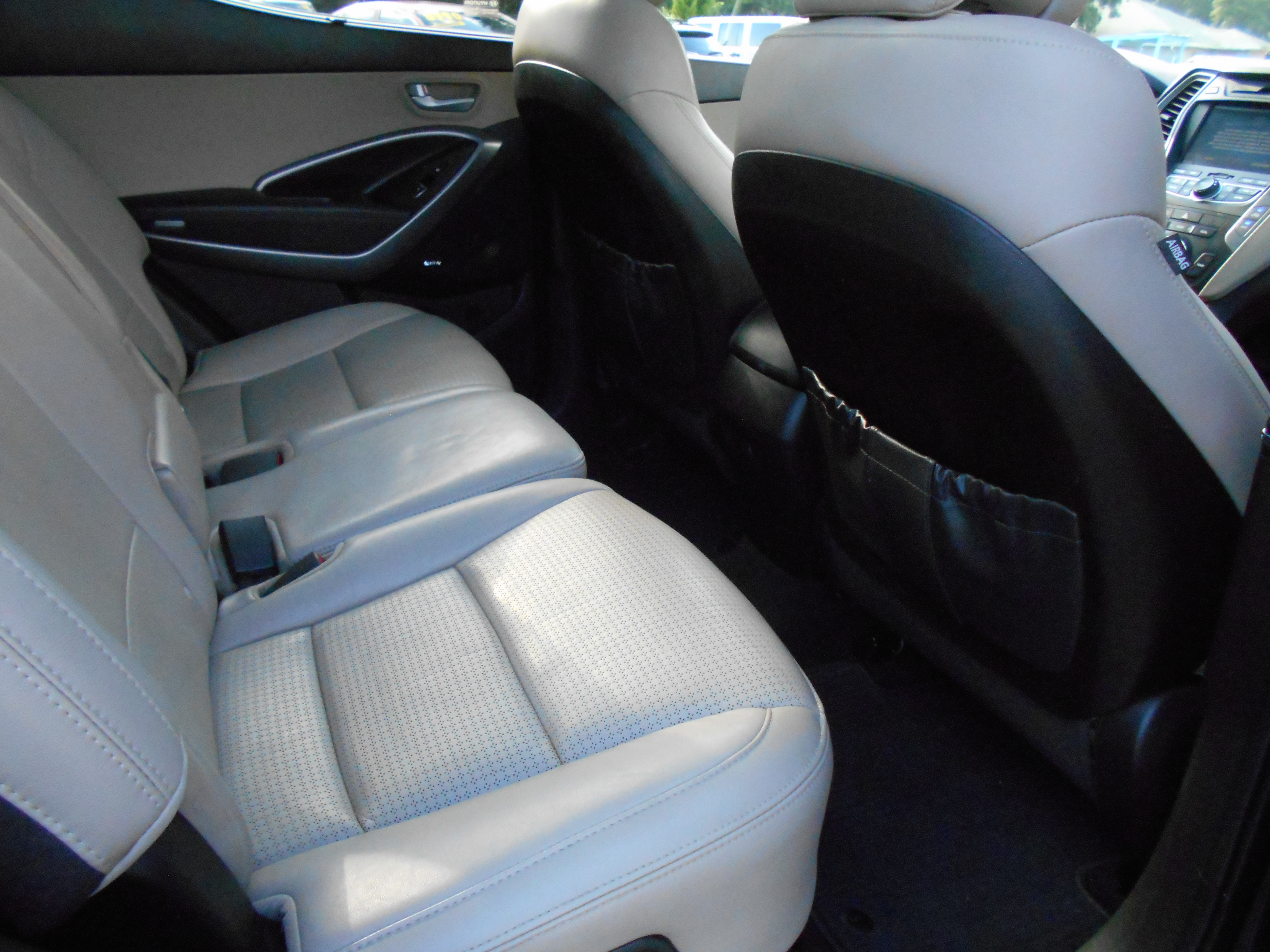 Used 2015 Hyundai Santa Fe w/ Ultimate Package FWD image 9