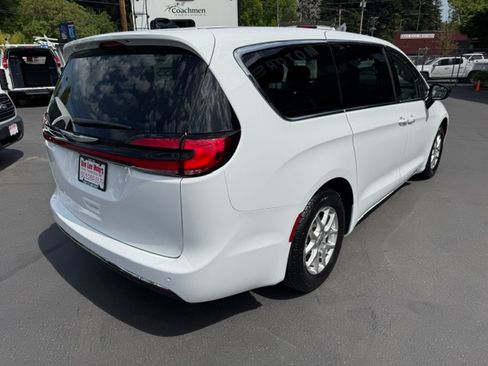Used 2024 Chrysler Pacifica Touring-L FWD image 4