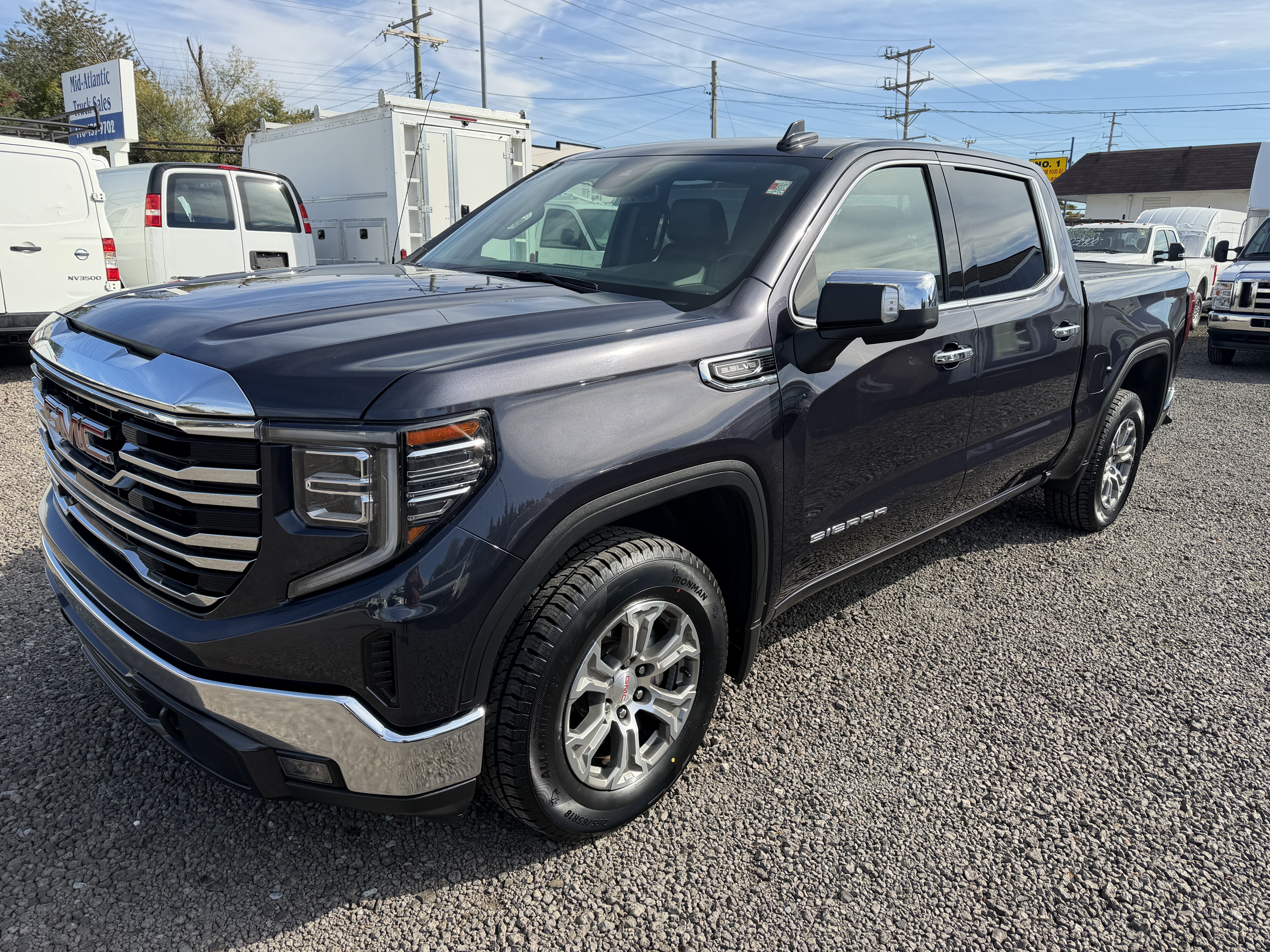 Used 2025 GMC Sierra 1500 2WD Crew Cab SLT image 1