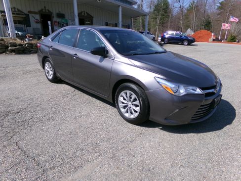 Used 2015 Toyota Camry LE image 3