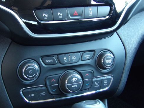 Used 2019 Jeep Cherokee 4WD Overland image 8