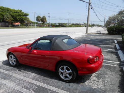 Used 2002 MAZDA MX-5 Miata RWD image 3