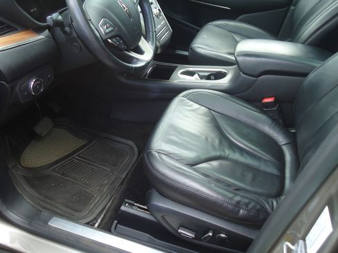 Used 2017 Lincoln MKC Select image 8