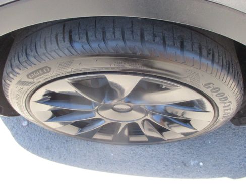 Used 2023 Tesla Model Y AWD image 19