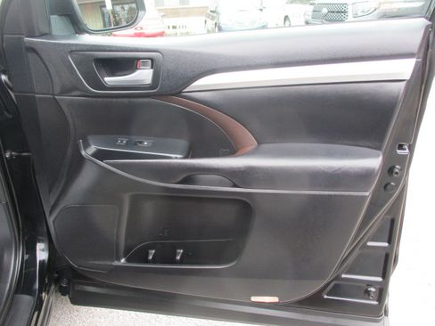 Used 2018 Toyota Highlander XLE image 37