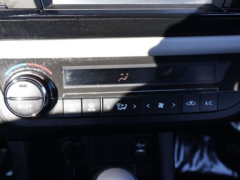 Used 2014 Toyota Corolla LE image 17