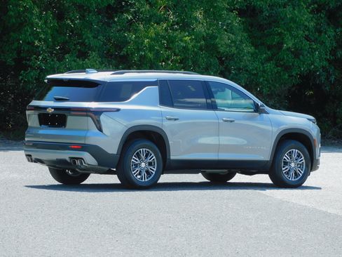 Used 2026 Chevrolet Traverse FWD LT image 8
