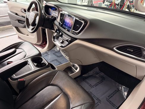 Used 2017 Chrysler Pacifica Touring-L Plus image 14