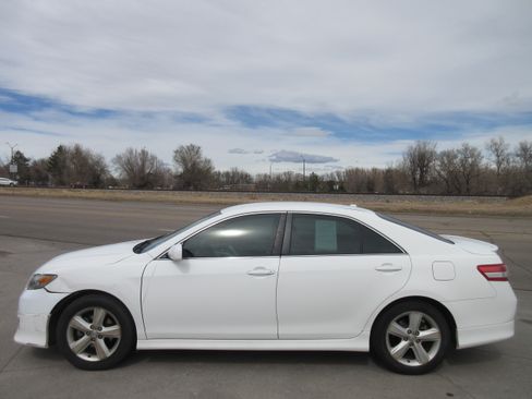 Used 2011 Toyota Camry SE image 1