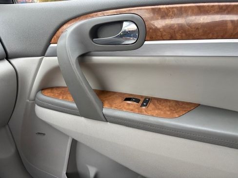 Used 2011 Buick Enclave CXL image 24