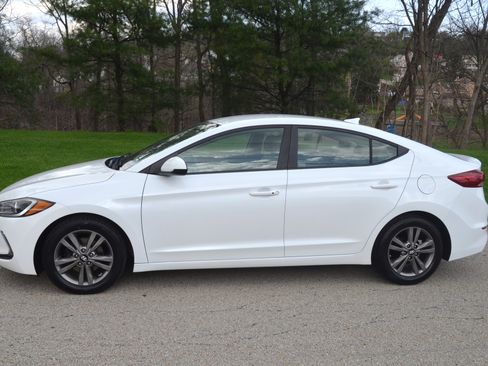 Used 2017 Hyundai Elantra SE image 1