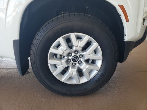 Used 2022 Nissan Frontier 2WD Crew Cab LE V6 image 9