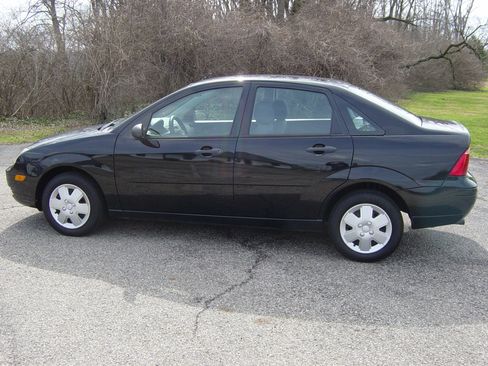 Used 2006 Ford Focus ZX4 Sedan FWD image 2
