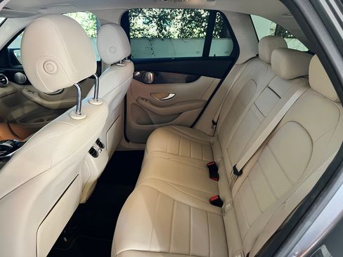 Used 2019 Mercedes-Benz GLC 350e 4MATIC image 23