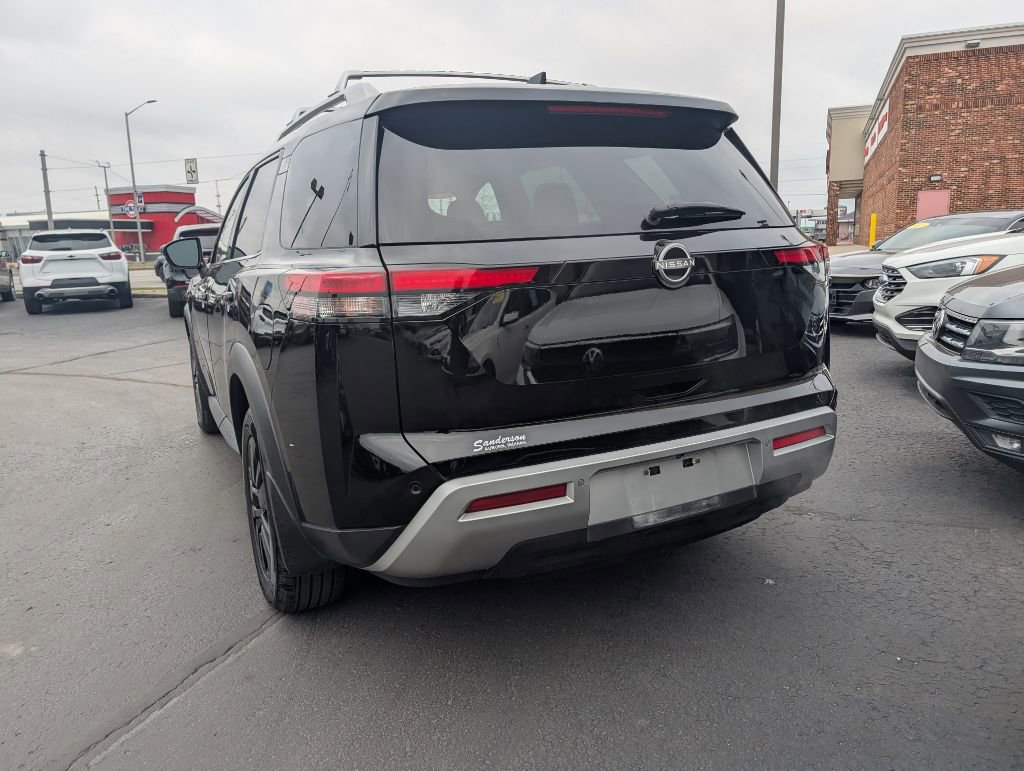 Used 2024 Nissan Pathfinder FWD SL image 3