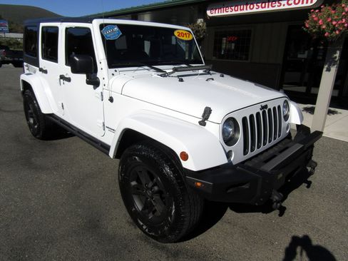 Used 2017 Jeep Wrangler Unlimited image 2