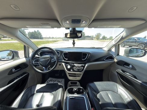 Used 2022 Chrysler Pacifica Touring-L FWD image 17