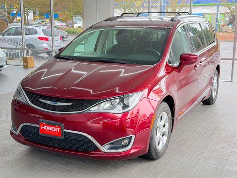 Used 2017 Chrysler Pacifica Touring-L Plus image 3