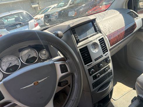 Used 2009 Chrysler Town & Country Touring image 10