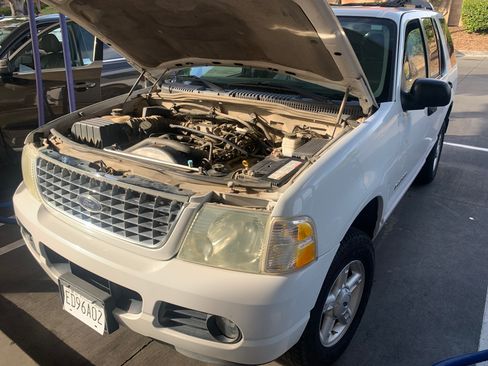 Used 2005 Ford Explorer XLT image 10
