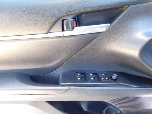 Used 2019 Toyota Camry SE FWD image 12
