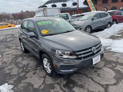 Used 2017 Volkswagen Tiguan S image 3