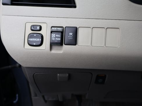 Used 2014 Toyota Sienna XLE image 23