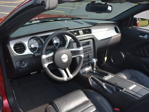 Used 2010 Ford Mustang Convertible RWD image 34